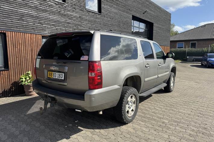 Grå Chevrolet Suburban fra 2007