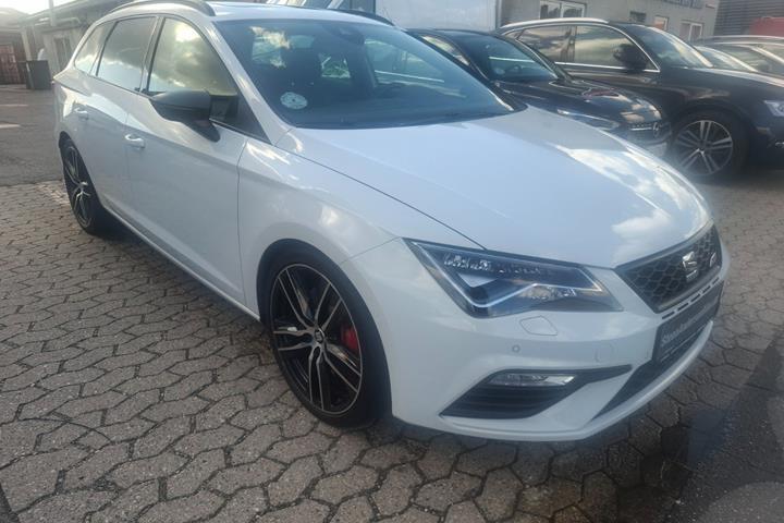 Hvid Seat Leon fra 2018 set udefra