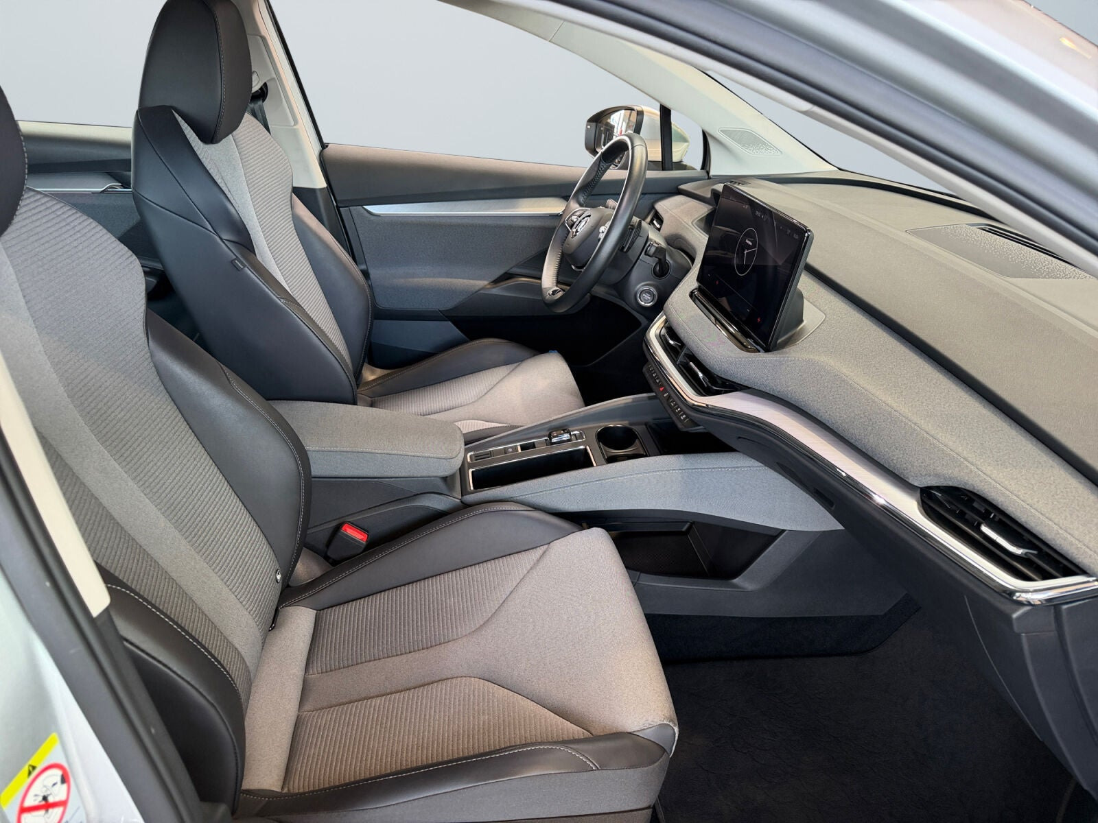 Grå Skoda Enyaq fra 2023