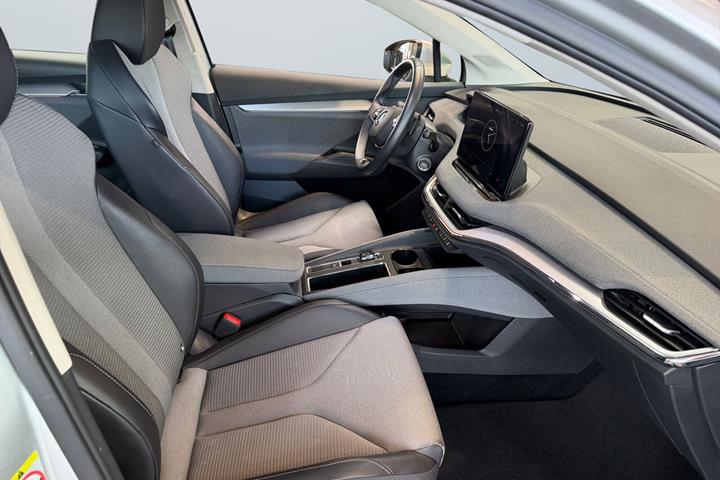 Grå Skoda Enyaq fra 2023