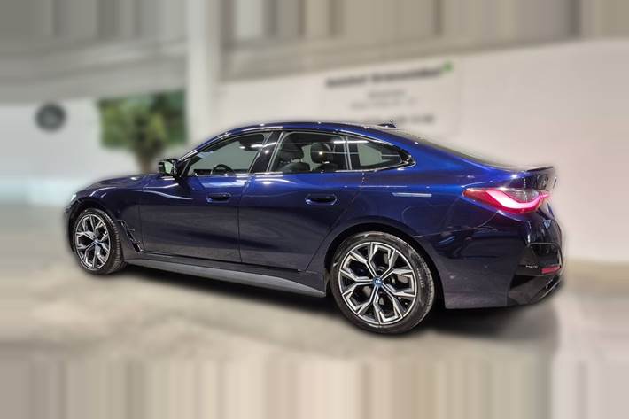 Blå BMW i4 fra 2023