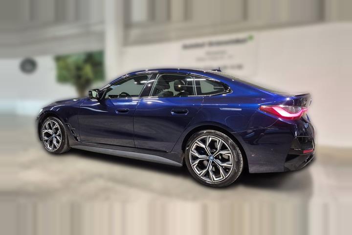 Blå BMW i4 fra 2023