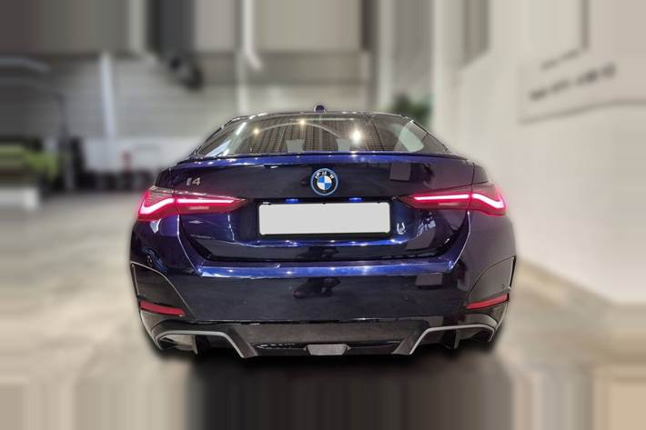 Blå BMW i4 fra 2023