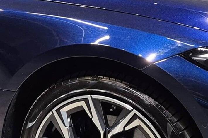 Blå BMW i4 fra 2023
