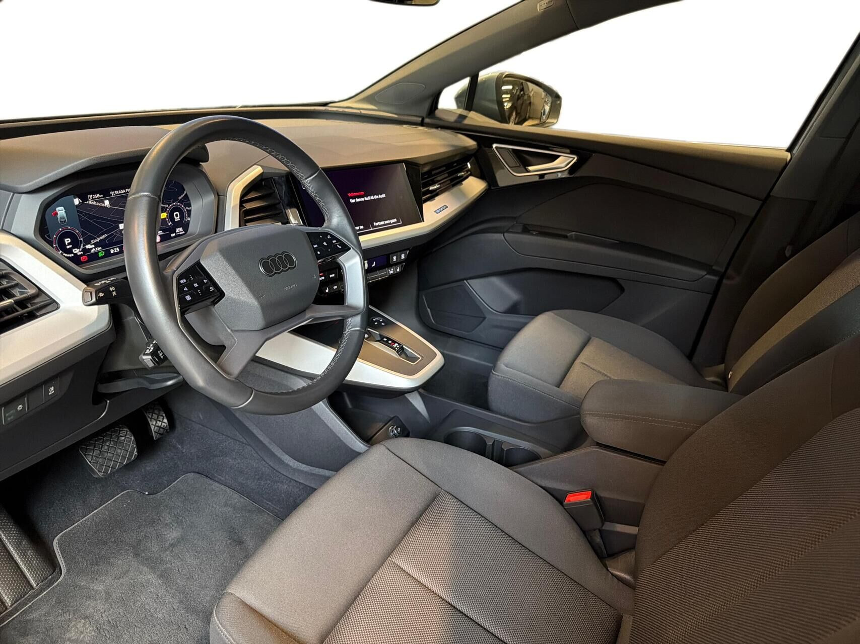 Blå Audi Q4 fra 2024