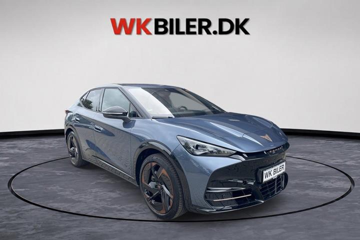 Blå Cupra Tavascan fra 2025 set udefra