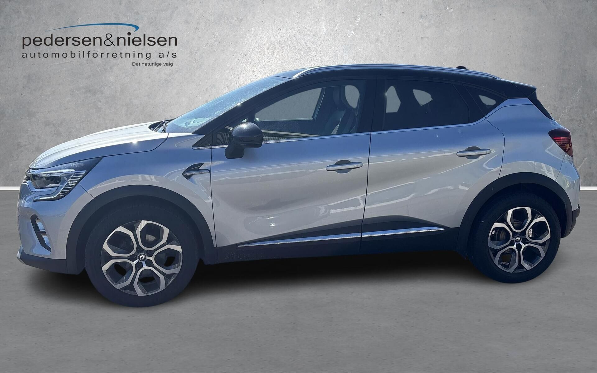 Grå Renault Captur fra 2022