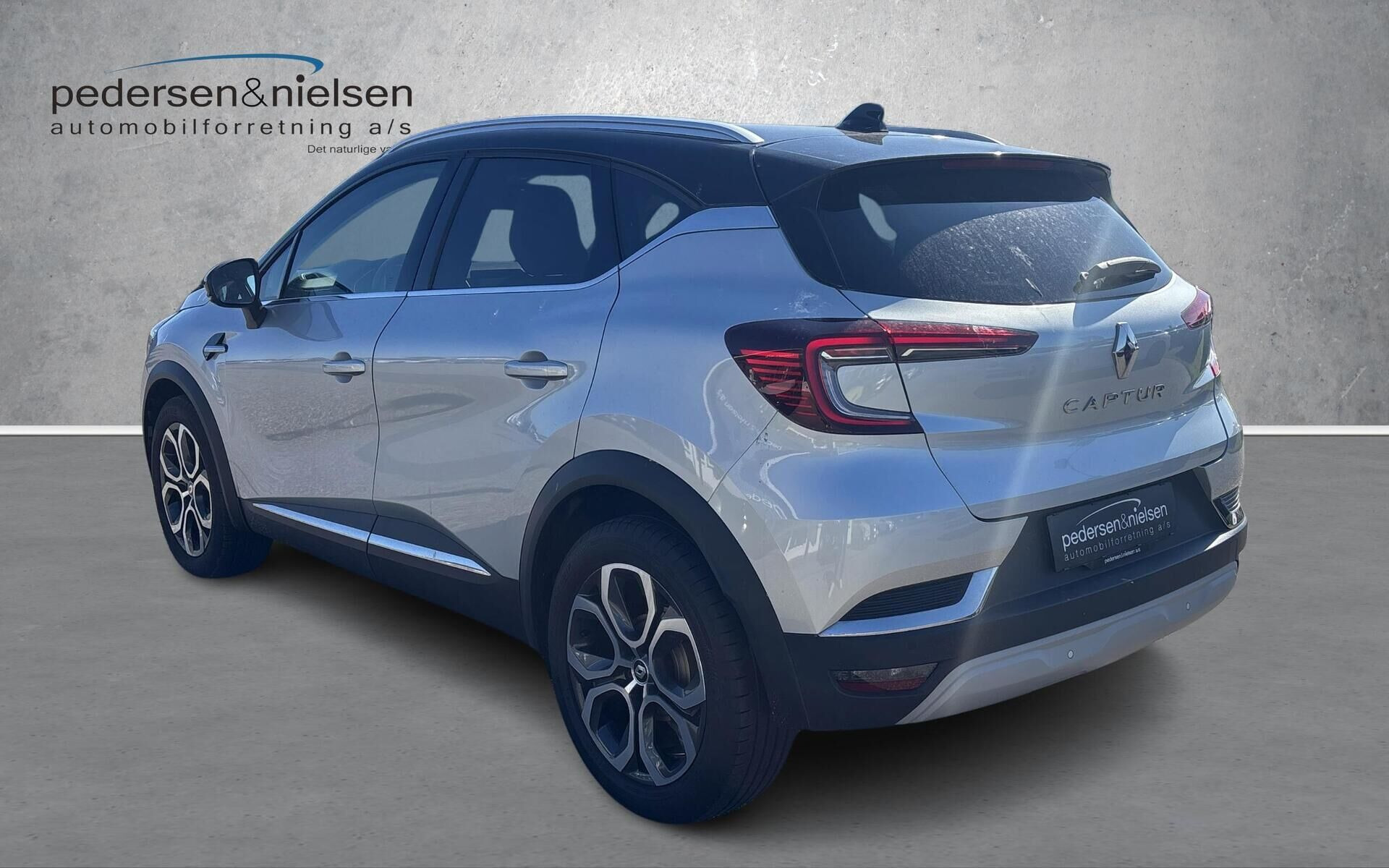 Grå Renault Captur fra 2022