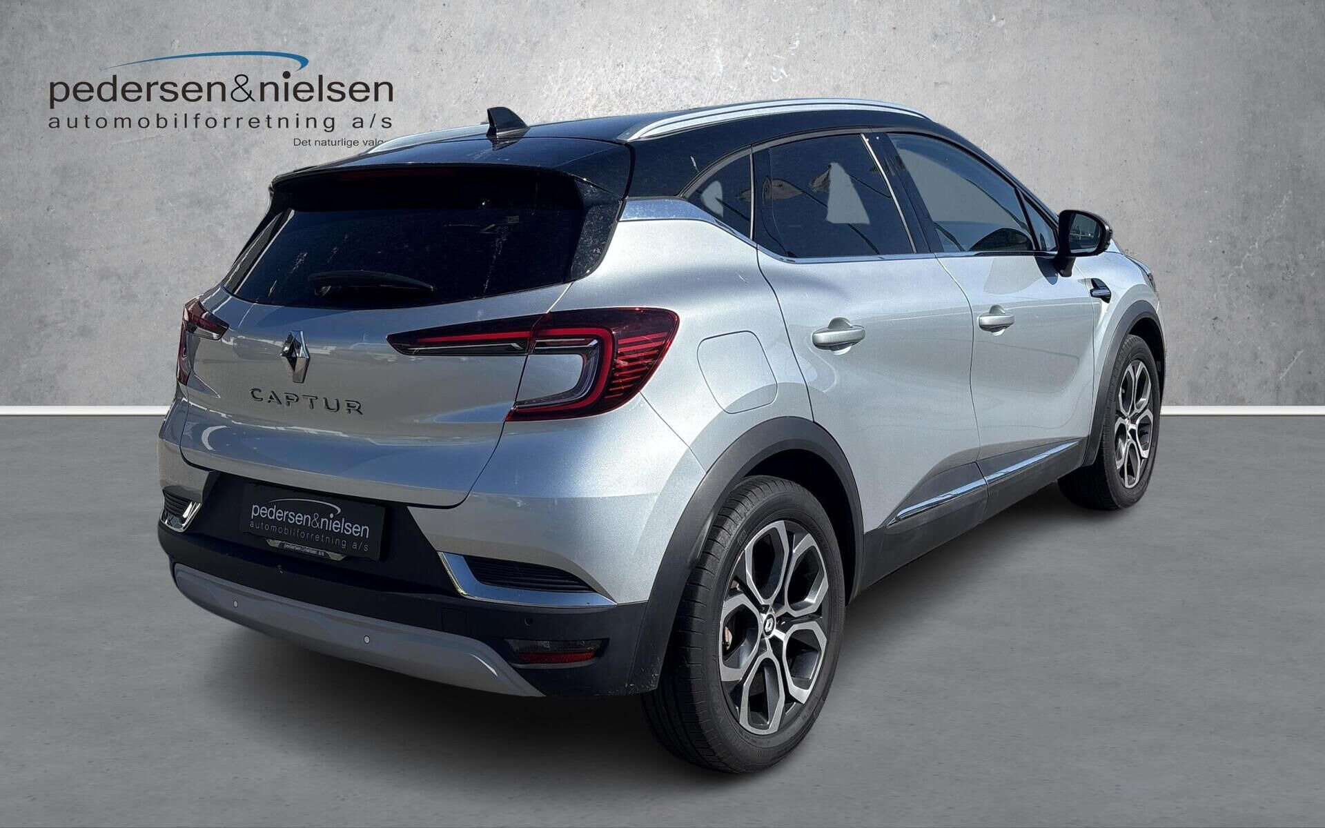 Grå Renault Captur fra 2022