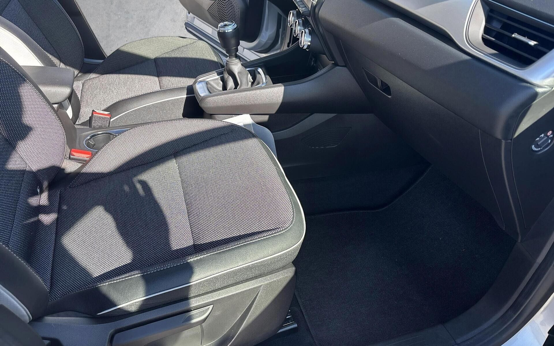 Grå Renault Captur fra 2022