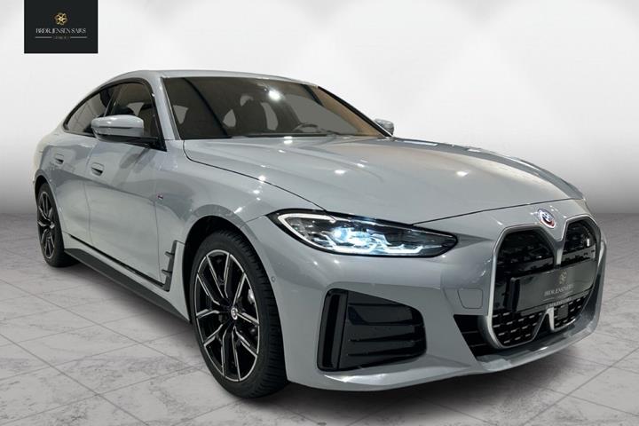 Grå BMW i4 fra 2023 set udefra
