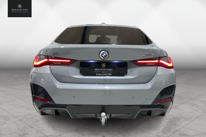 Grå BMW i4 fra 2023