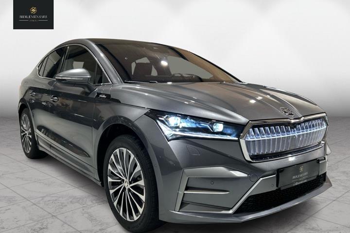 Grå Skoda Enyaq fra 2024 set udefra