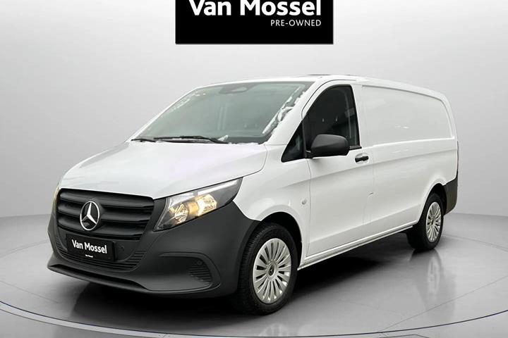 Hvid Mercedes Vito fra 2025 set udefra
