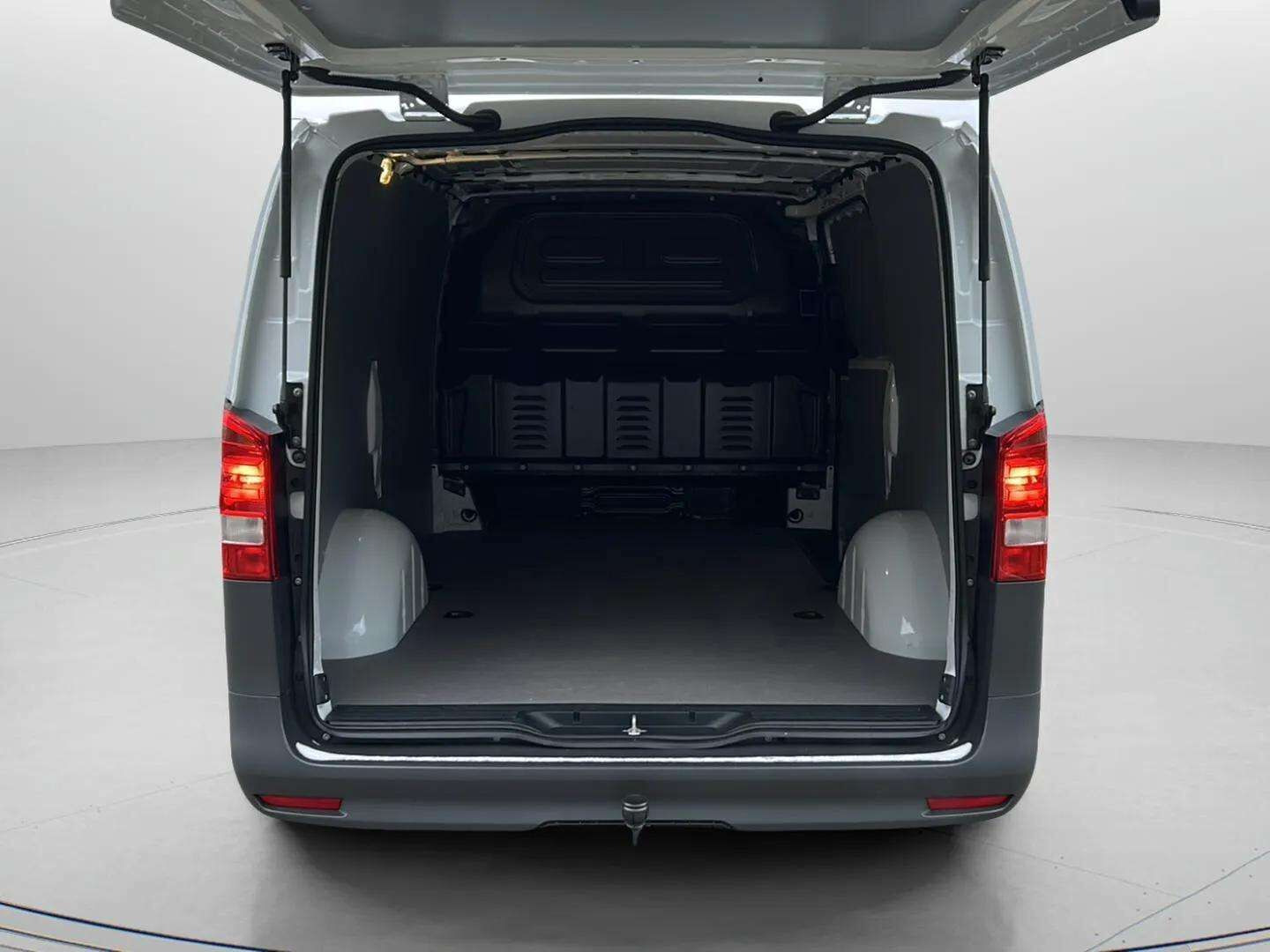 Hvid Mercedes Vito fra 2025