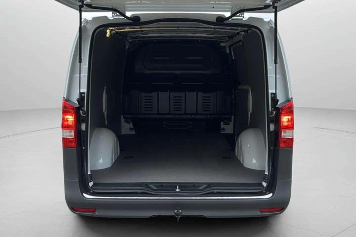 Hvid Mercedes Vito fra 2025