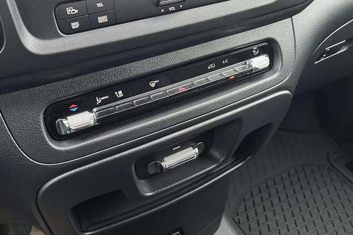 Hvid Mercedes Vito fra 2025