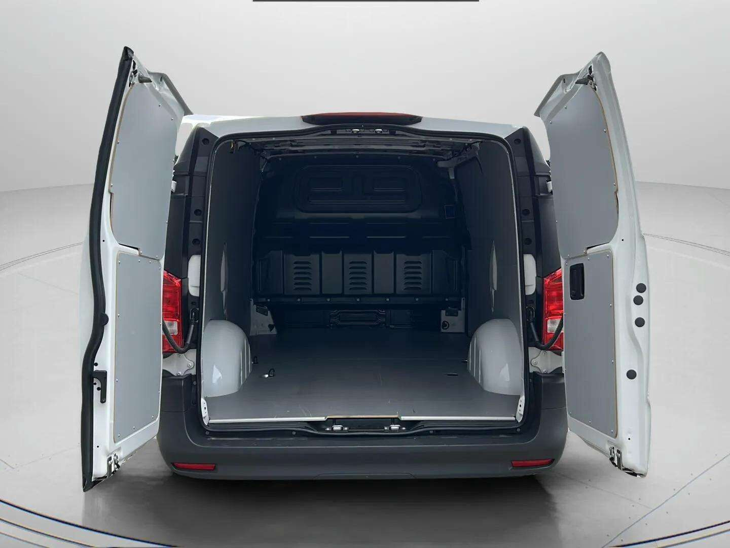 Hvid Mercedes eVito fra 2024