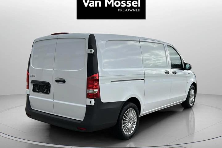 Hvid Mercedes eVito fra 2024