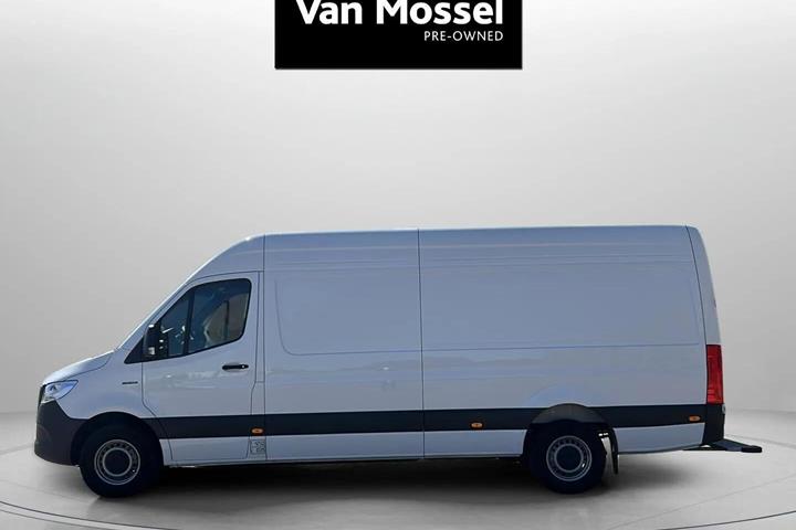 Hvid Mercedes eSprinter fra 2024 set udefra