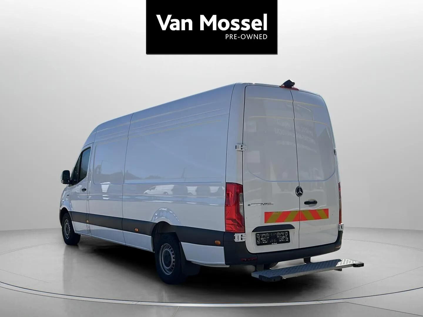 Hvid Mercedes eSprinter fra 2024 set udefra