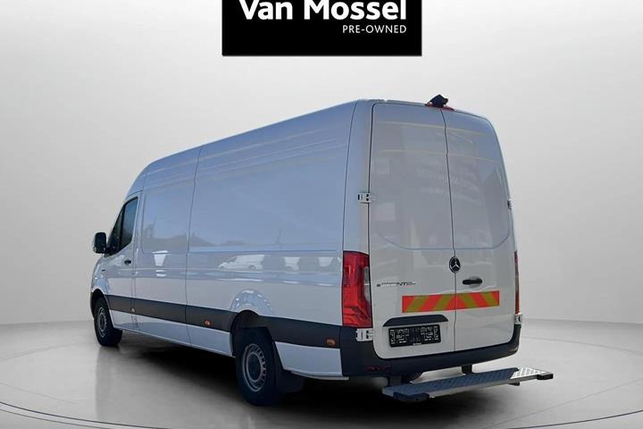 Hvid Mercedes eSprinter fra 2024 set udefra