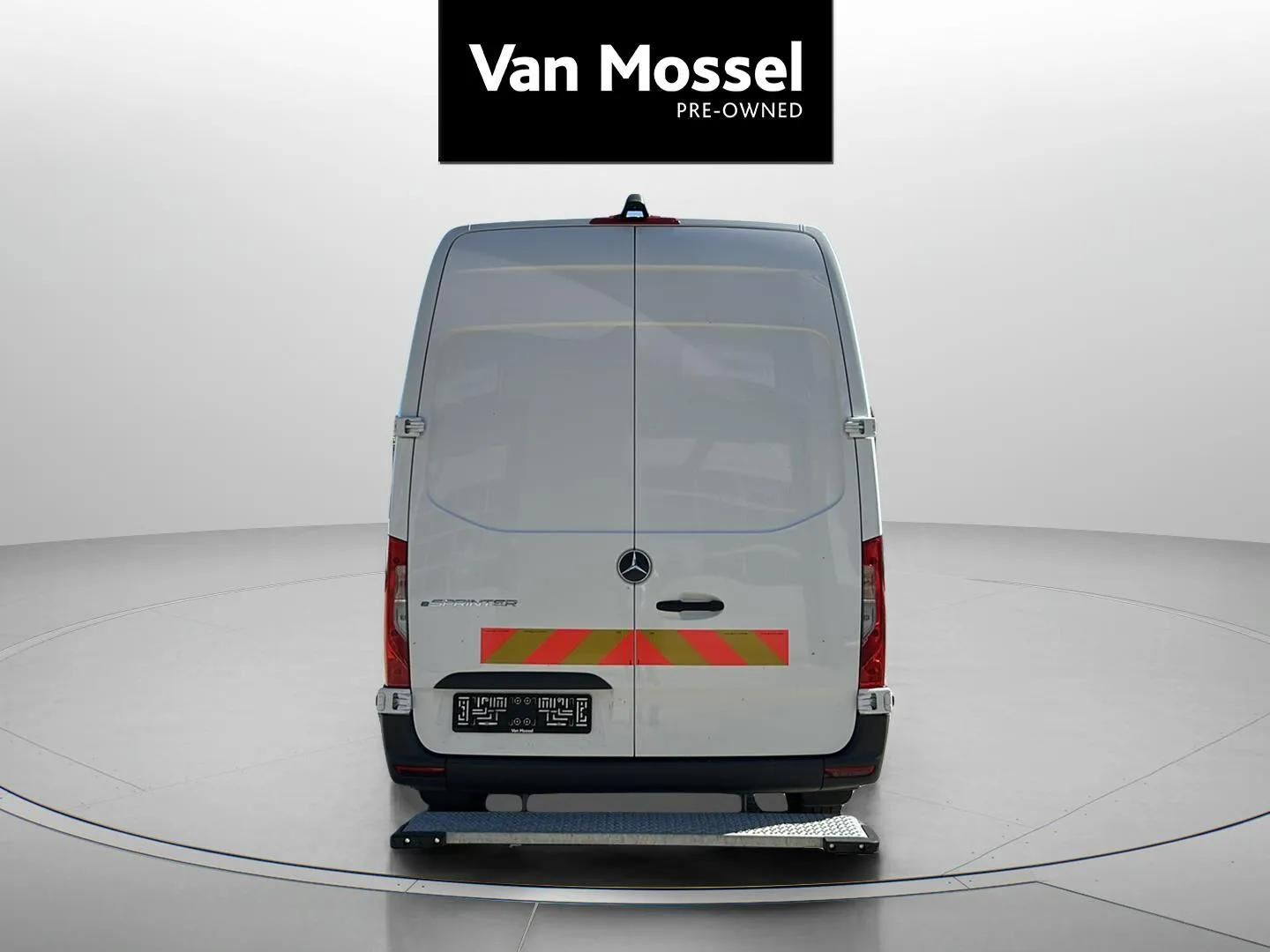 Hvid Mercedes eSprinter fra 2024 set udefra