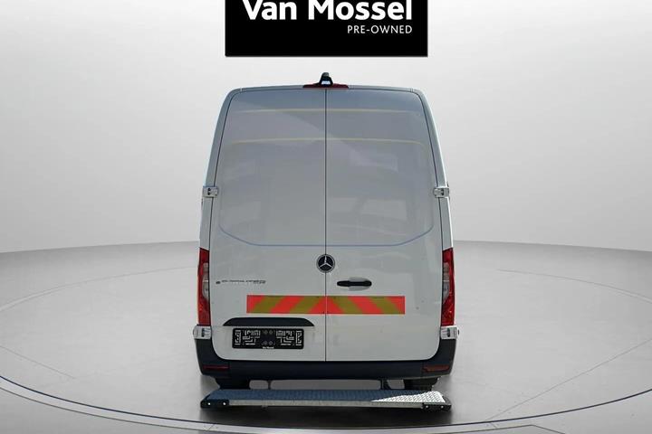 Hvid Mercedes eSprinter fra 2024 set udefra