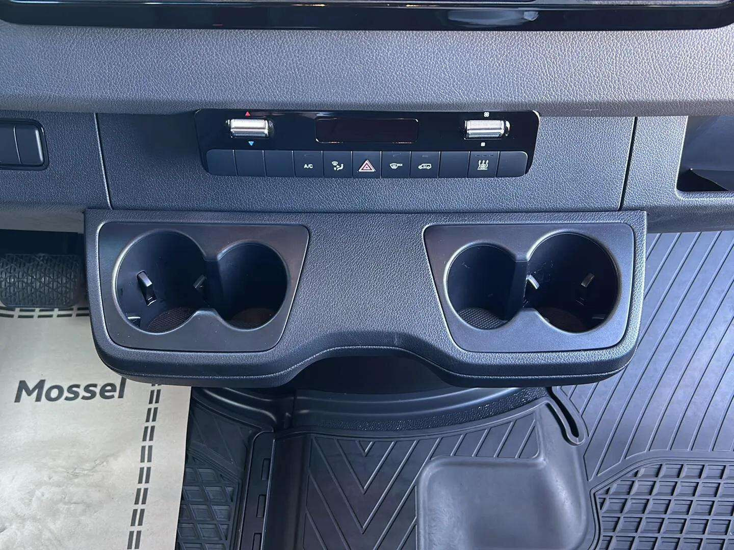 Hvid Mercedes eSprinter fra 2024 set indefra