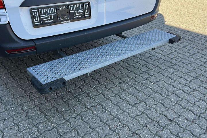 Hvid Mercedes eSprinter fra 2024 set udefra