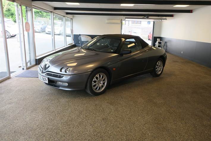 Grå Alfa Romeo Spider fra 1999