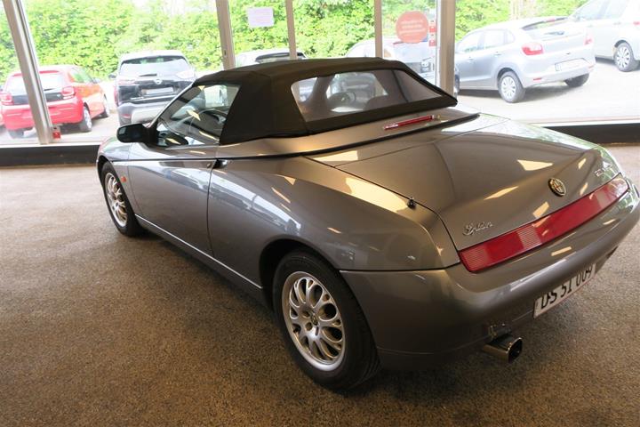 Grå Alfa Romeo Spider fra 1999
