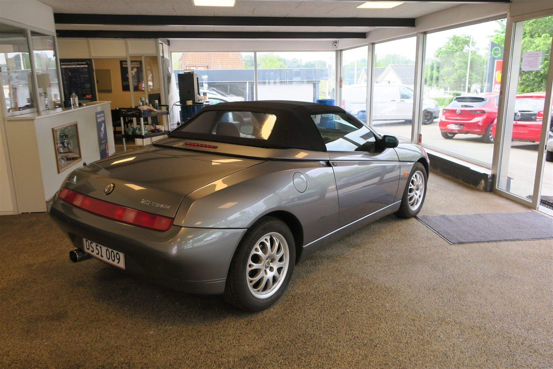 Grå Alfa Romeo Spider fra 1999