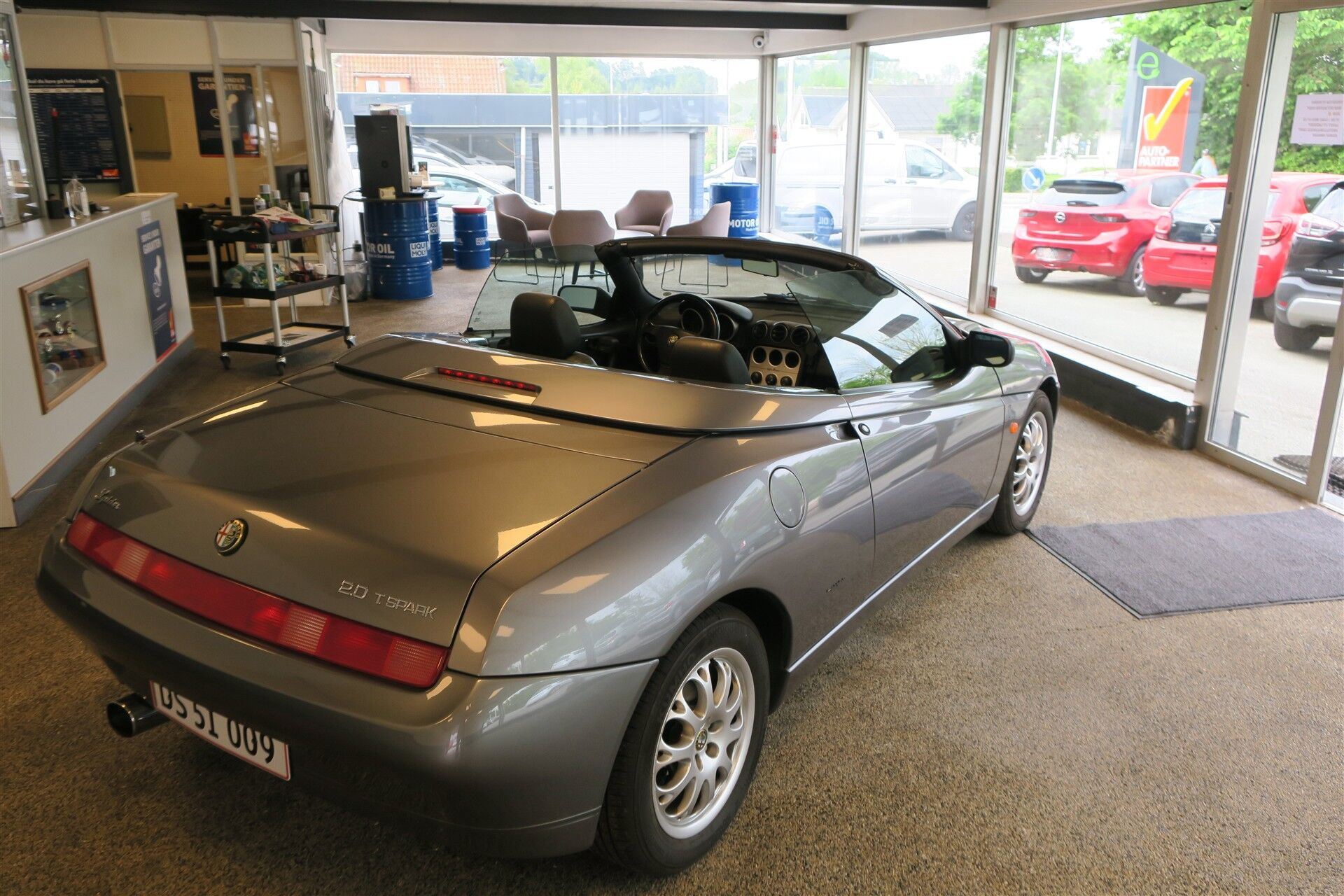 Grå Alfa Romeo Spider fra 1999