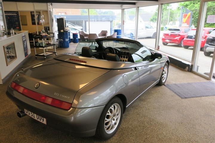 Grå Alfa Romeo Spider fra 1999