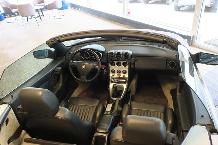 Grå Alfa Romeo Spider fra 1999