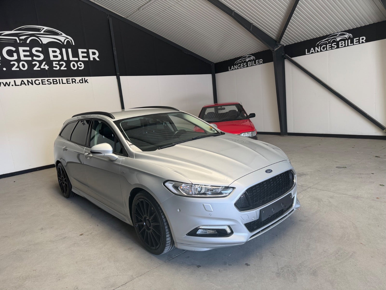 Sølv Ford Mondeo fra 2017