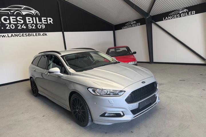 Sølv Ford Mondeo fra 2017