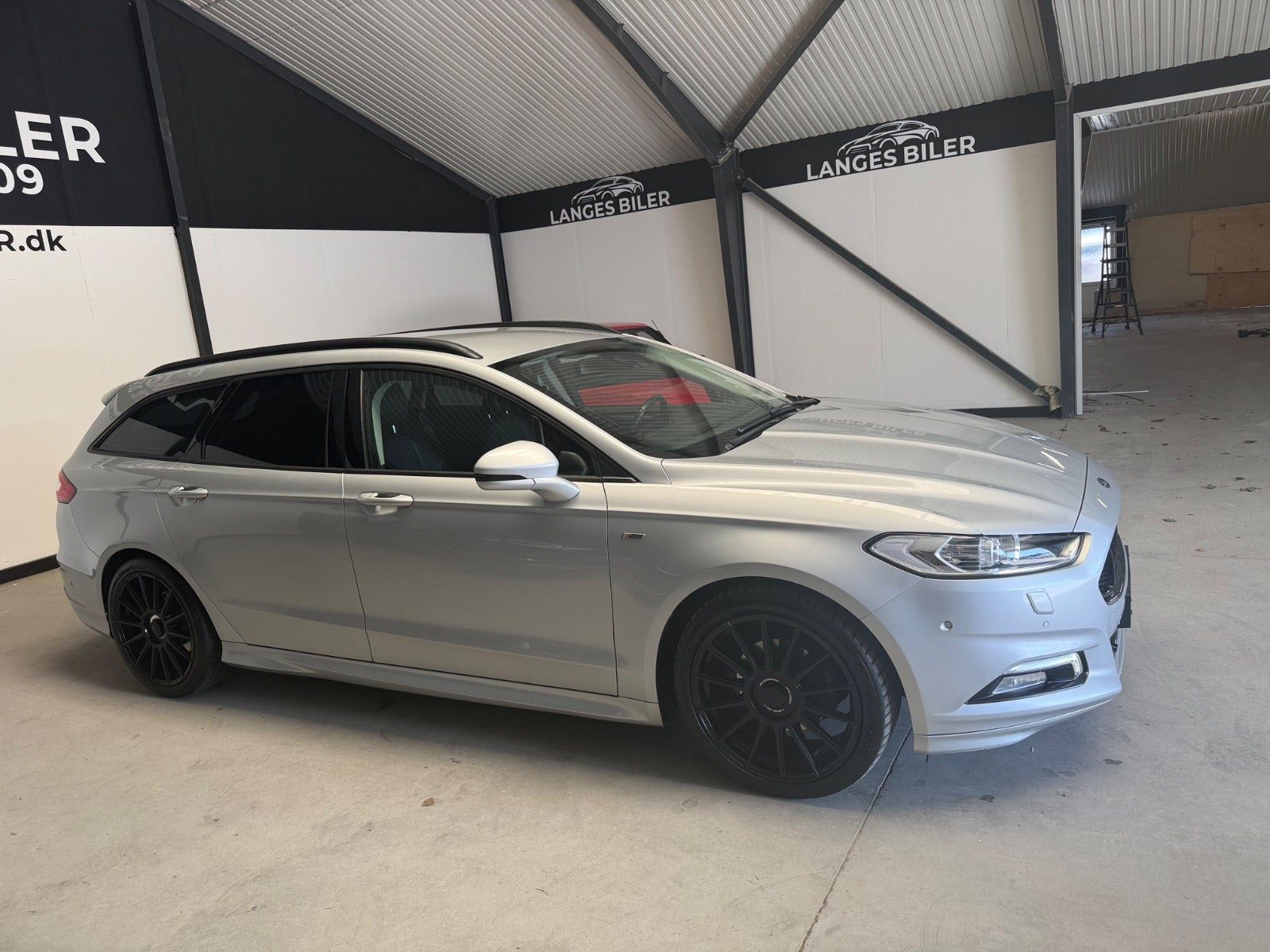 Sølv Ford Mondeo fra 2017