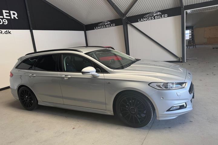 Sølv Ford Mondeo fra 2017