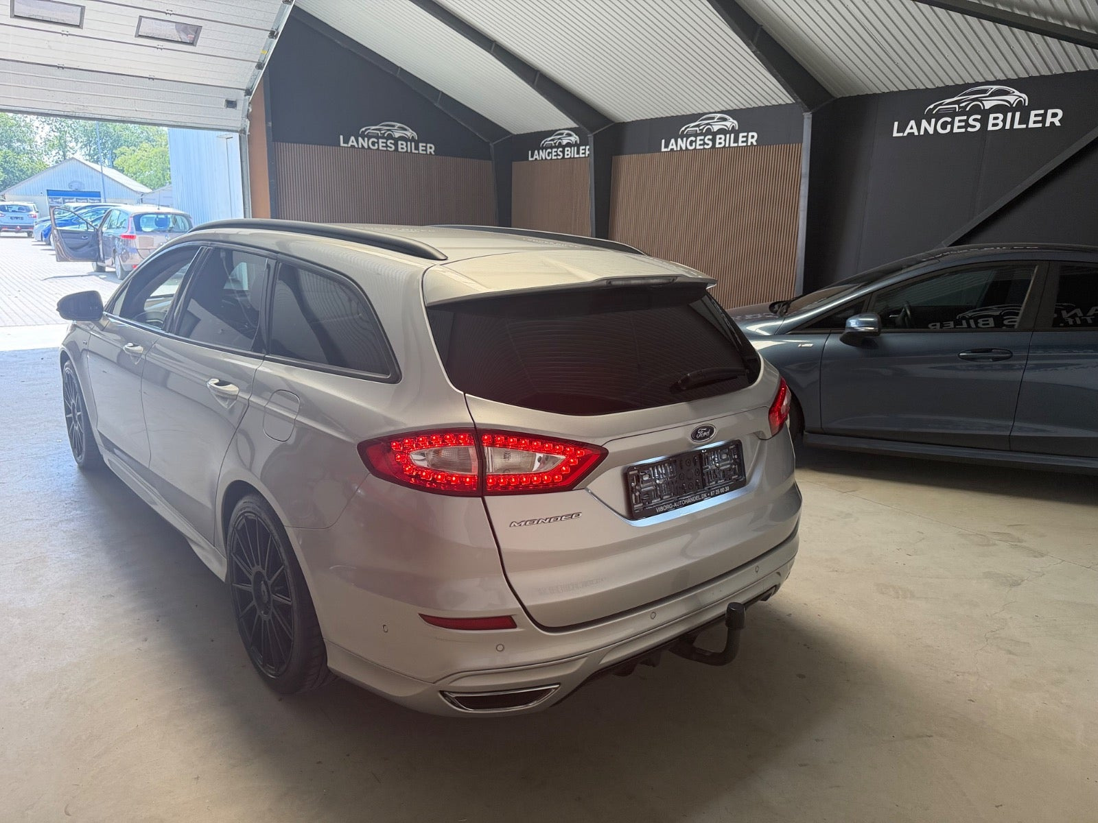 Sølv Ford Mondeo fra 2017