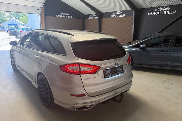 Sølv Ford Mondeo fra 2017