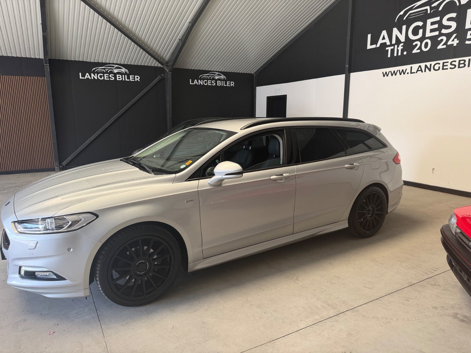 Sølv Ford Mondeo fra 2017
