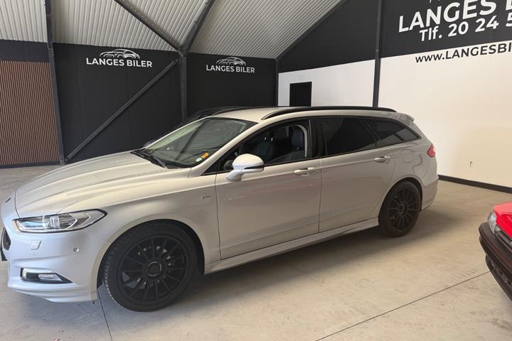 Sølv Ford Mondeo fra 2017