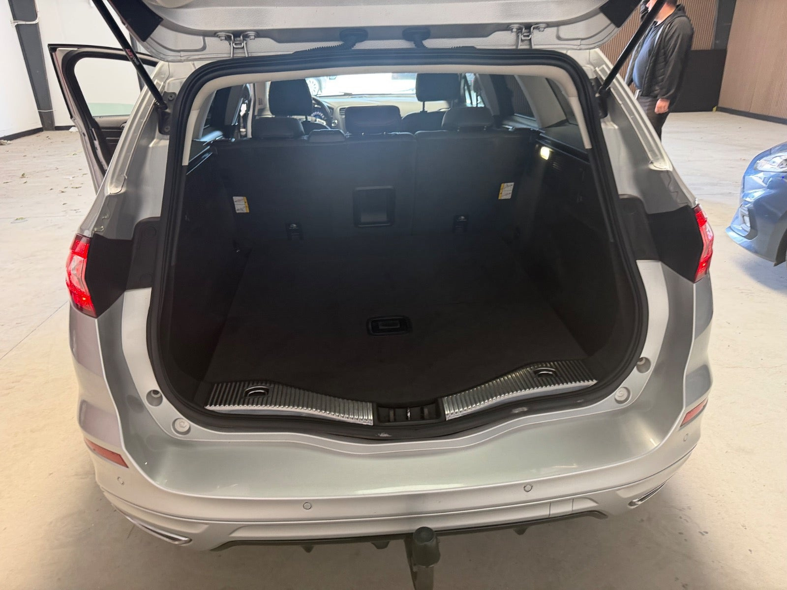 Sølv Ford Mondeo fra 2017