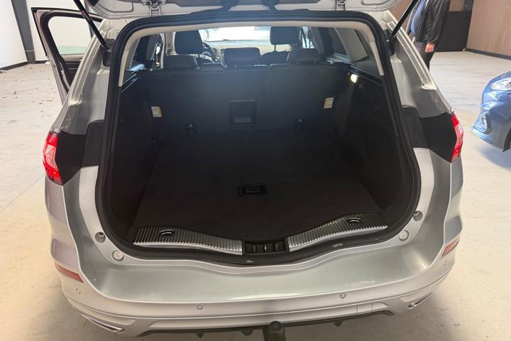 Sølv Ford Mondeo fra 2017