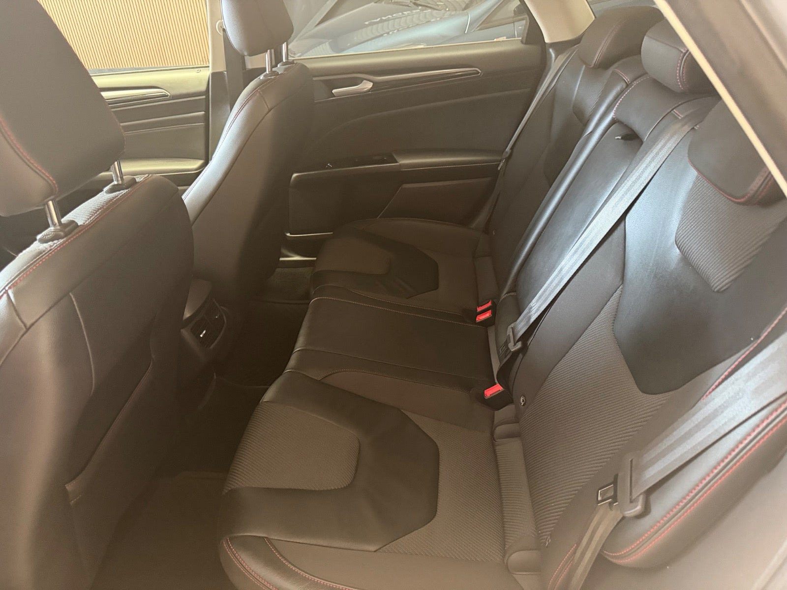 Sølv Ford Mondeo fra 2017