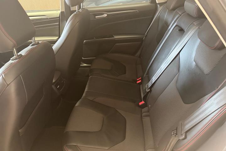 Sølv Ford Mondeo fra 2017