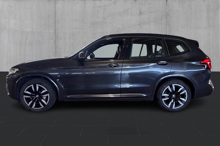 Grå BMW iX3 fra 2023