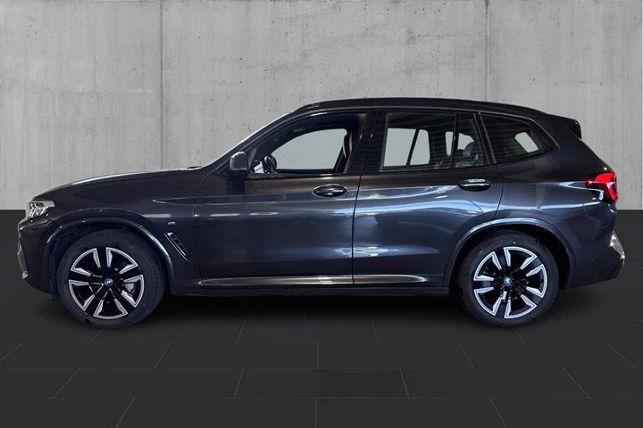 Grå BMW iX3 fra 2023